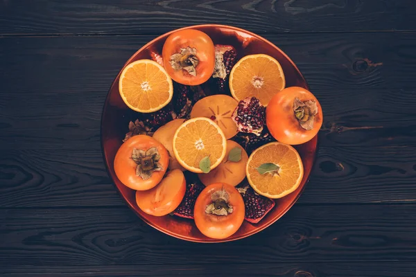 Top View Persimmons Cut Oranges Pomegranates Plate Table — Stock Photo, Image