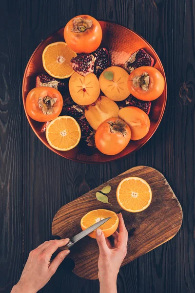 Imagen Recortada Mujer Cortando Naranja Tablero Madera — Foto de Stock