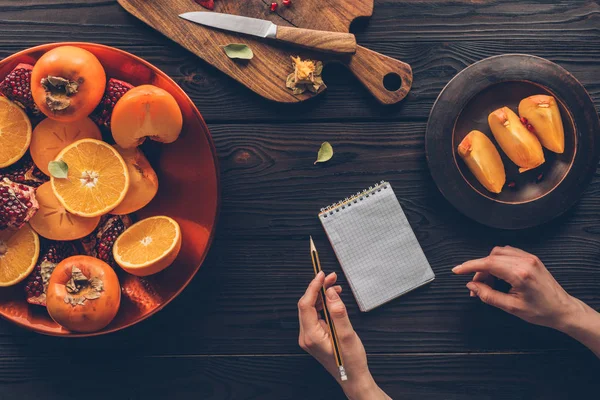 Imagen Recortada Mujer Sosteniendo Lápiz Por Encima Del Cuaderno — Foto de Stock