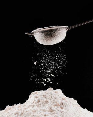 un elek siyah izole pasta için yığının üstüne düşen