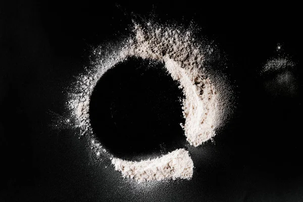 黒いテーブルの上の小麦粉のトップ ビュー — ストック写真
