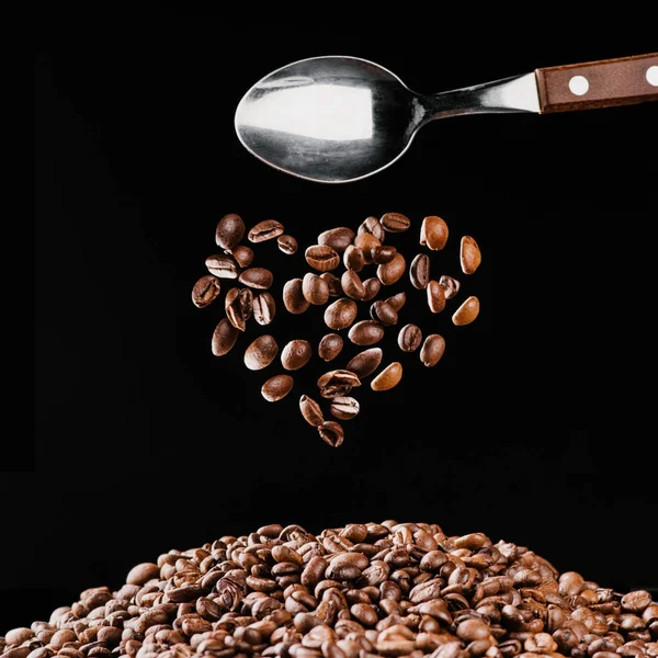 心形咖啡豆孤立在黑色 情人节概念 — 图库照片