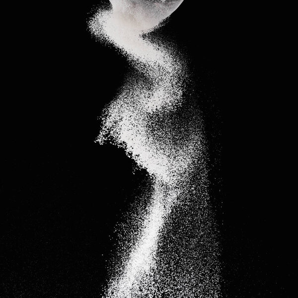 сита с падающей мукой изолированы на черном
