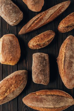 üst düzenlenmiş ahşap yüzey üzerinde ekmek loafs