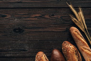 üst düzenlenmiş ekmek ve buğday ahşap yüzey üzerinde loafs