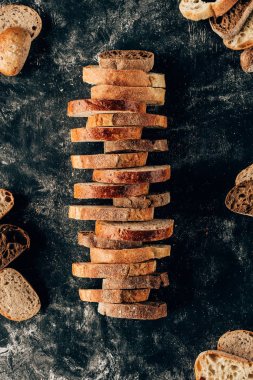 görücü usulü ekmek parçalarını üstten görünüm un ile karanlık masa üzerinde