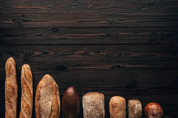 Bovenaanzicht Van Gerangschikt Loafs Brood Houten Oppervlak — Stockfoto