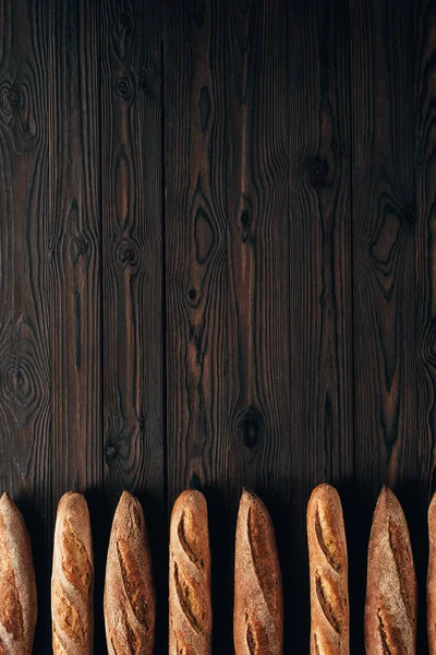 Widok Góry Ułożone Loafs Chleba Powierzchni Drewnianych — Zdjęcie stockowe
