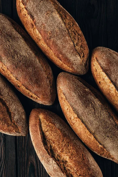 Widok Bliska Ułożone Loafs Chleba Powierzchni Drewnianych — Zdjęcie stockowe