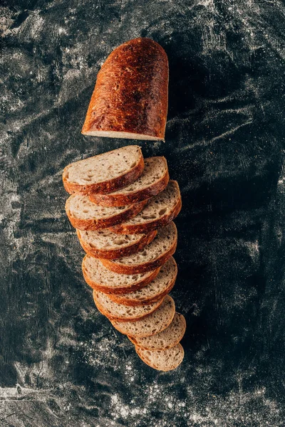 Вид Сверху Разложенные Куски Хлеба Темной Поверхности Мукой — стоковое фото