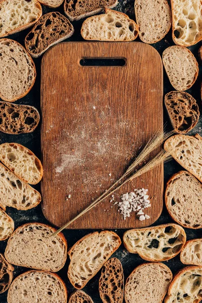 Bovenaanzicht Van Gearrangeerde Stukken Van Brood Houten Snijplank Met Tarwe — Stockfoto