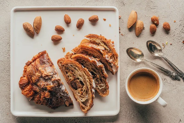 Ovanifrån Kopp Kaffe Och Söta Bakverk Med Mandel Plattan Ljus — Stockfoto