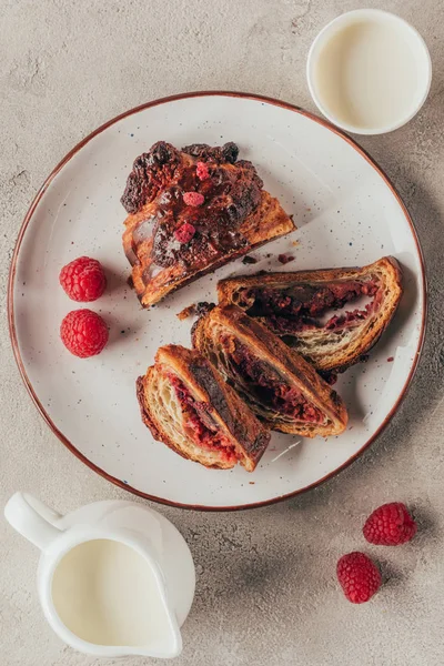 Flat Lay Arranged Jug Cup Milk Sweet Pastry Raspberries Plate — Free Stock Photo