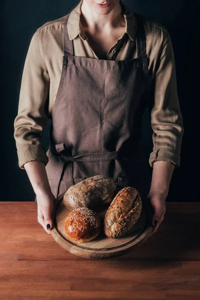Sebagian Pandangan Tentang Wanita Memegang Roti Atas Papan Potong Kayu — Stok Foto