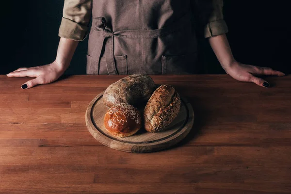 Gedeeltelijke Weergave Van Vrouw Stond Aan Tafel Met Loafs Brood — Stockfoto