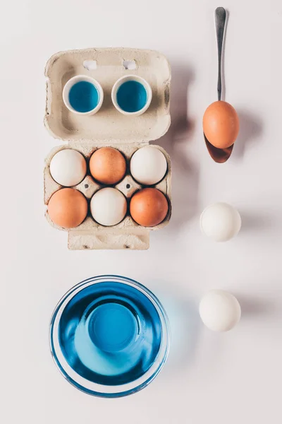 Вид Сверху Стекло Голубой Краской Различные Куриные Яйца Белой Поверхности — стоковое фото