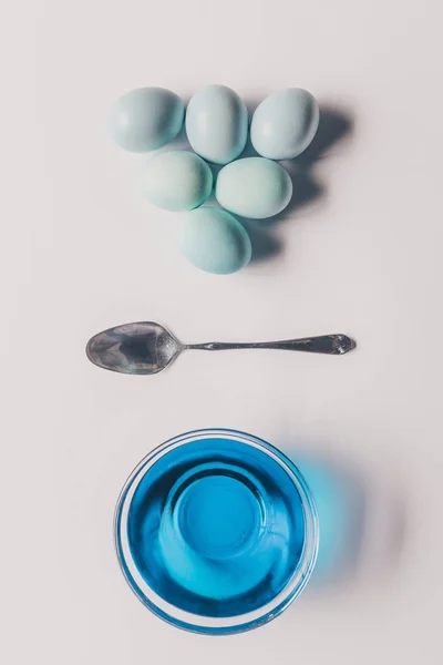 Vista Superior Vidro Com Tinta Azul Colher Ovos Galinha Superfície — Fotografia de Stock Grátis