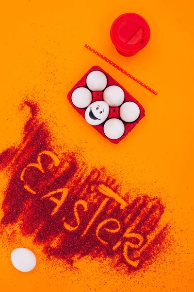 Top View Easter Sign Made Red Sand Chicken Eggs Smiley — Free Stock Photo