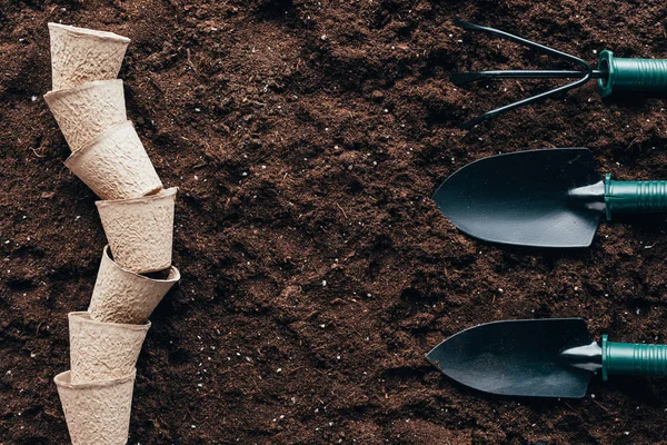 Top View Empty Flower Pots Small Gardening Tools Soil — Stock Photo, Image