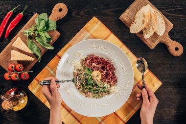 pastırma ve parmesan peynirli makarna yemek kadının kırpılmış görüntü