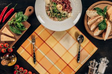 tabak spagetti, çatal ve kaşık Üstten Görünüm tablo