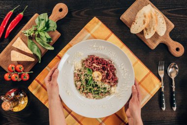tabak makarna, pastırma ve parmesan peyniri ile tutan kadın kırpılmış görüntü
