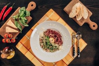 Üstten Görünüm plaka spagetti, pastırma ve parmesan peyniri ile