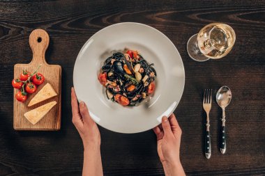 mürekkep ve ahtapot tabak spagetti ile mürekkep balığı tutan kadın kırpılmış görüntü