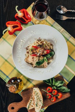 Vejetaryen makarna ile plaka Üstten Görünüm tablo