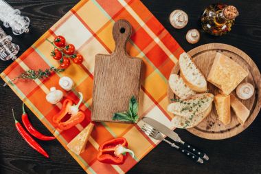 masada çiğ sebze ve parmesan peyniri Üstten Görünüm