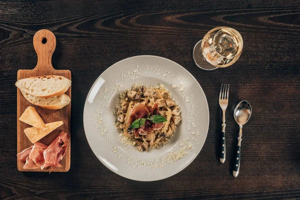 Draufsicht Auf Leckere Pasta Mit Fleisch Auf Dem Tisch — kostenloses Stockfoto