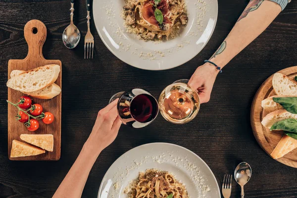 Bijgesneden Foto Van Lesbisch Koppel Rammelende Met Glazen Wijn Restaurant — Stockfoto