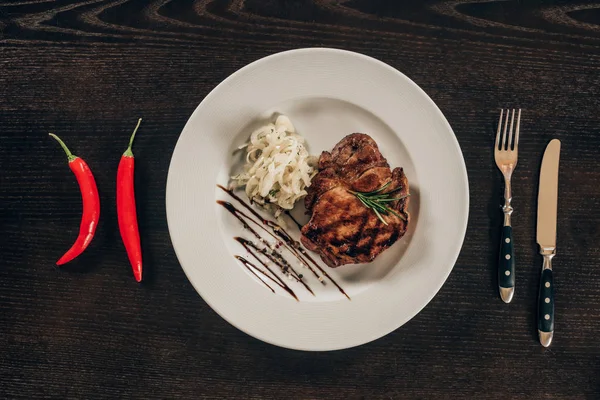 Vue Dessus Assiette Avec Steak Boeuf Piments Sur Table — Photo
