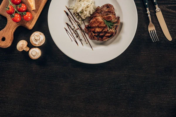 테이블에 접시에 양파와 쇠고기 스테이크의 — 스톡 사진