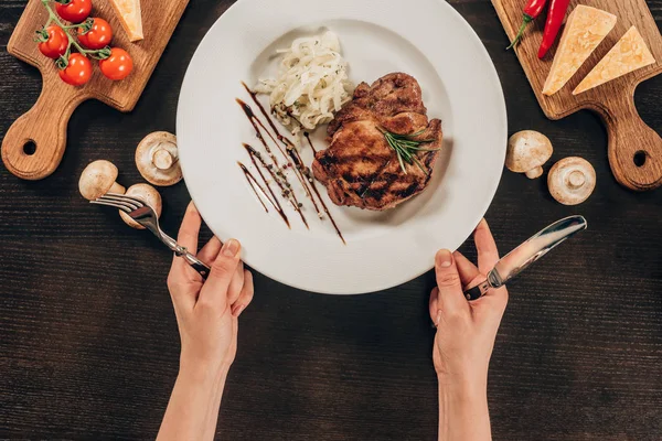 Imagem Cortada Mulher Segurando Placa Com Bife Carne — Fotografia de Stock