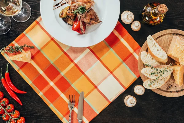 テーブルのグリル野菜と鶏のトップ ビュー — ストック写真