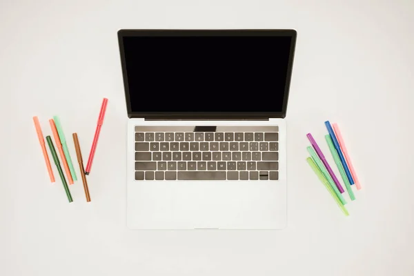 Laptop Met Leeg Scherm Tussen Kleurrijke Vilt Pennen Witte Ondergrond — Stockfoto