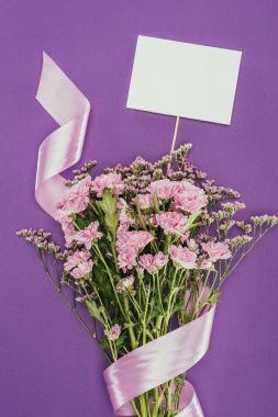 Şerit ve menekşe boş kart ile güzel pembe çiçekler buket