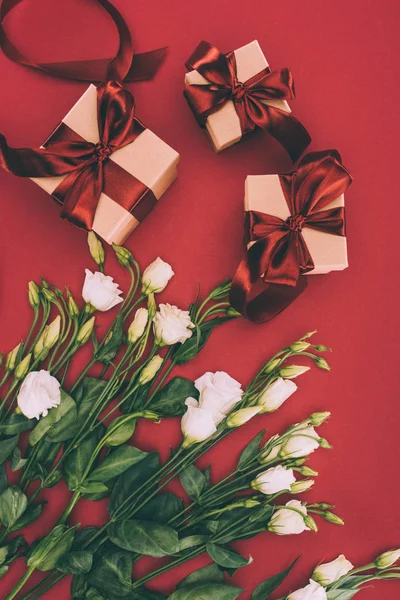 Top View Κουτιά Δώρων Και Eustoma Όμορφα Λουλούδια Στο Κόκκινο — Φωτογραφία Αρχείου