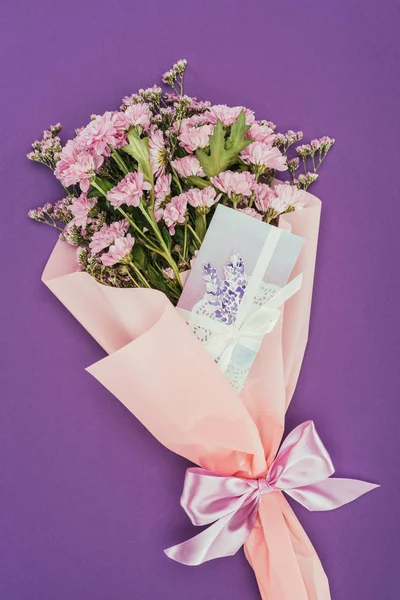 Beau Bouquet Floral Avec Ruban Rose Carte Vœux Sur Violet — Photo