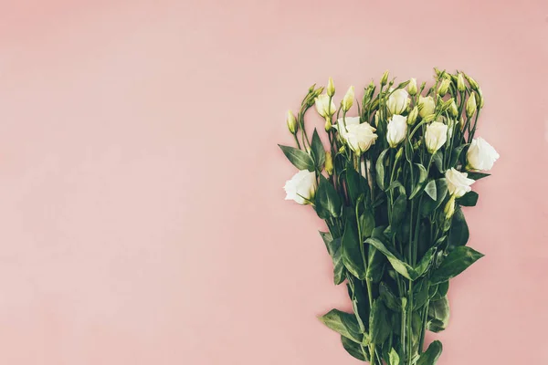 Ramo Hermosas Flores Eustoma Blanco Con Hojas Verdes Rosa — Foto de Stock