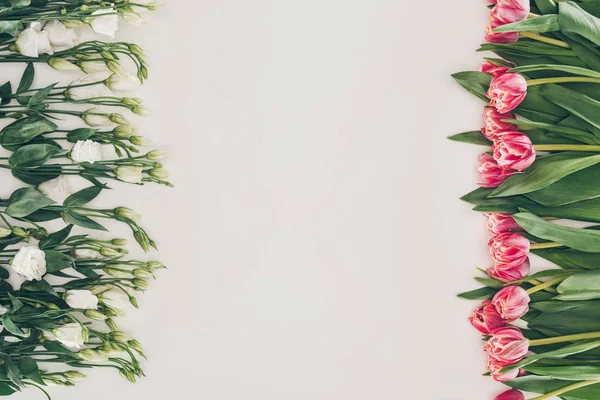 Mooie Witte Eustoma Bloemen Roze Tulpen Grijs — Stockfoto