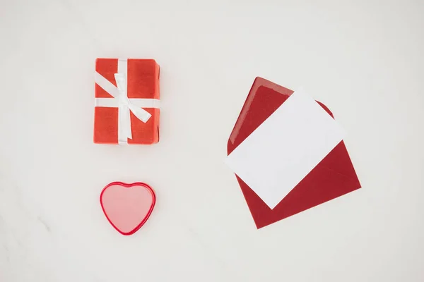 Bovenaanzicht Van Geopende Rode Envelop Met Blanco Papier Geschenk Dozen — Stockfoto