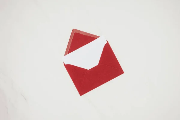 Vista Superior Envelope Vermelho Aberto Com Papel Branco Isolado Branco — Fotografia de Stock