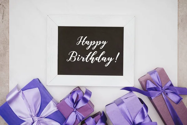 顶部视图的黑板与快乐的生日刻字和各种礼品盒白色 — 图库照片