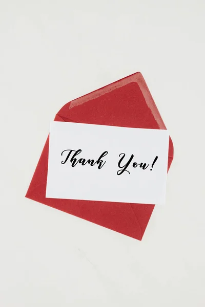 Верхний Вид Красного Конверта Благодарностью Буквы Бумаге Изолированы Белом — стоковое фото