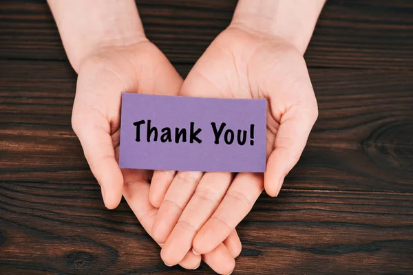 Bijgesneden Schot Van Vrouw Met Paarse Papier Met Dank Belettering — Stockfoto