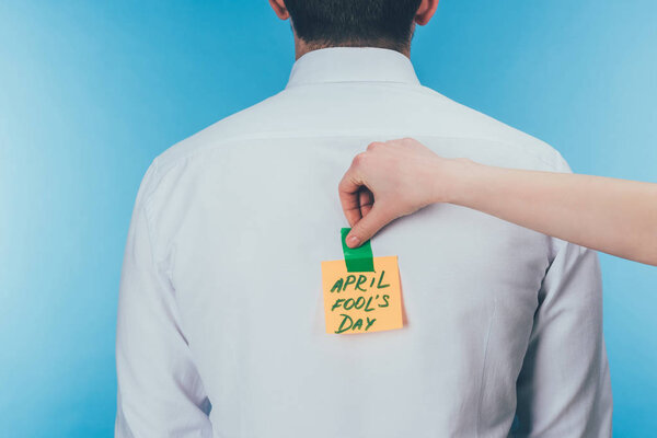 обрезанный снимок женщины положить записку с апреля дураки день надписи на мужчин обратно, апрель День дураков концепция

