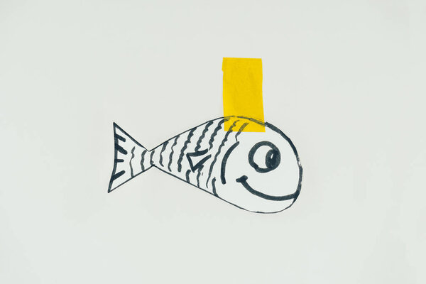 Закрыть вид на нарисованную вручную рыбу с липкой лентой, изолированной на сером, апрельском дне дураков праздничной концепции
