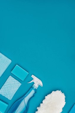 Üstten Görünüm, sünger ve mavi izole püskürtülen ilaç şişe yıkama